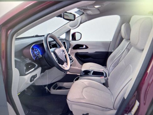 Used 2017 Chrysler Pacifica Limited FWD image 3
