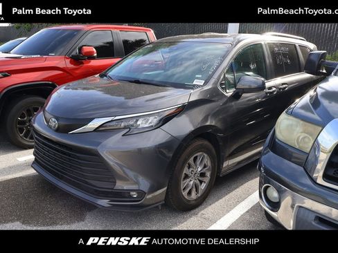 Used 2025 Toyota Sienna XLE image 1