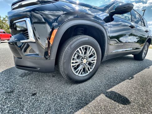 Used 2025 Chevrolet Traverse LT image 32