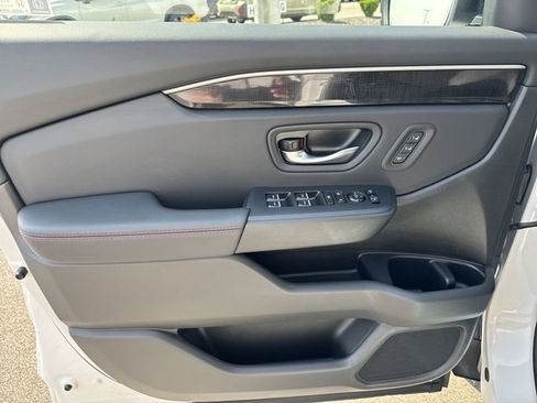 Used 2025 Honda Pilot Black Edition image 10