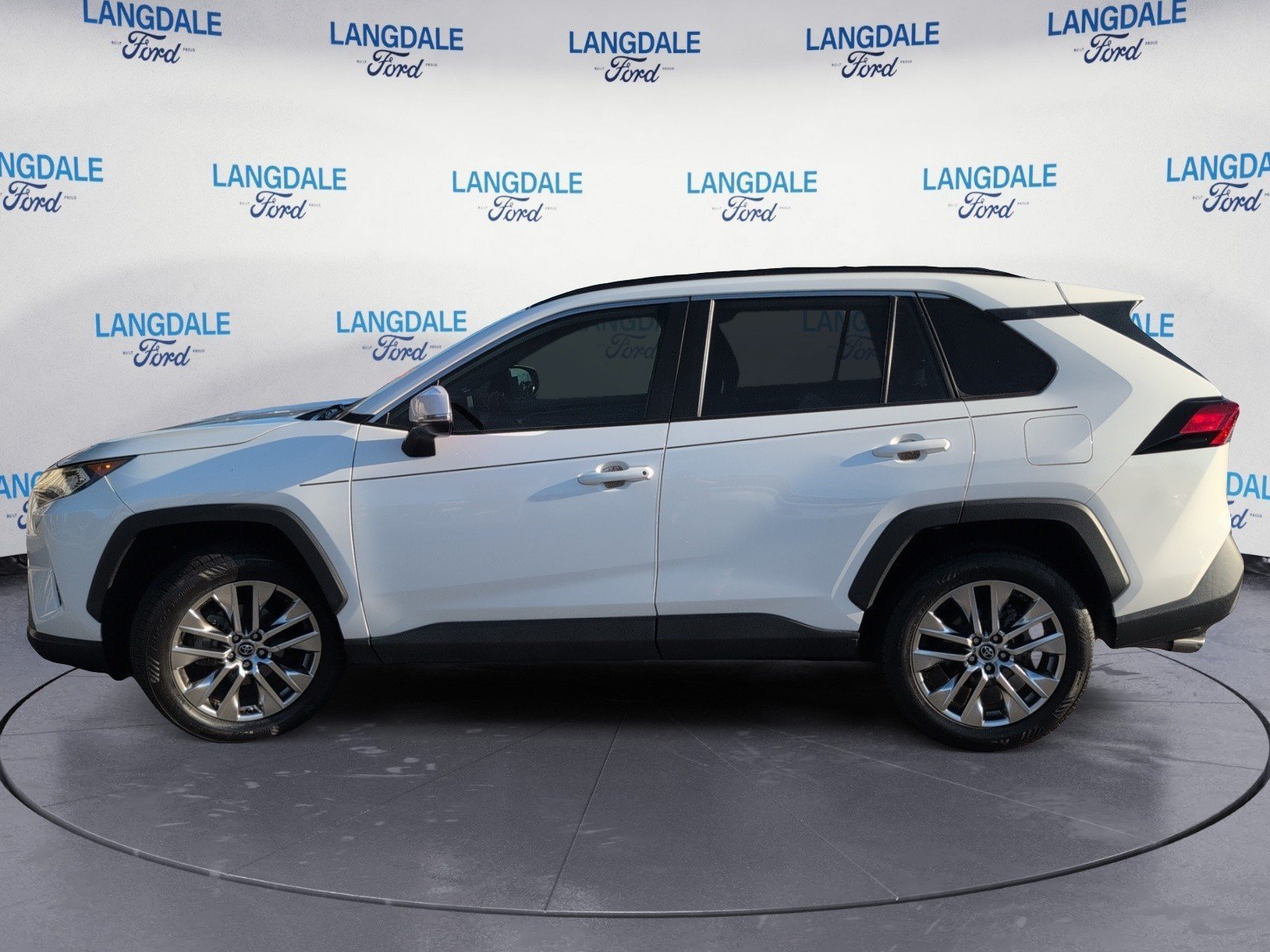 Used 2020 Toyota RAV4 XLE Premium FWD image 10
