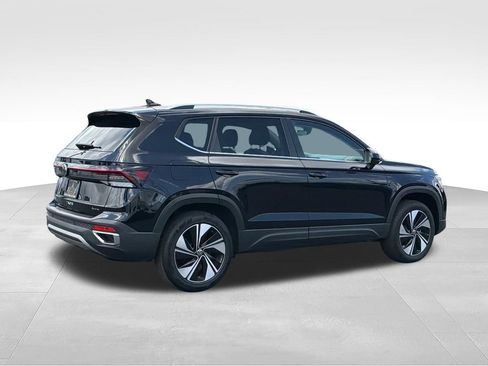 Used 2025 Volkswagen Taos SE AWD/4WD image 7