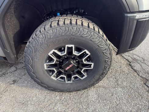 Used 2024 GMC Sierra 2500 AT4X image 3