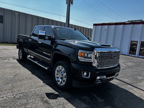 Used 2018 GMC Sierra 2500 Denali w/ Duramax Plus Package AWD/4WD image 7