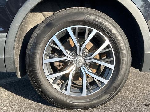 Used 2019 Volkswagen Tiguan SE w/ Panoramic Sunroof Package image 9