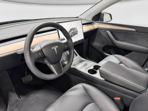 Used 2025 Tesla Model Y Long Range RWD image 16