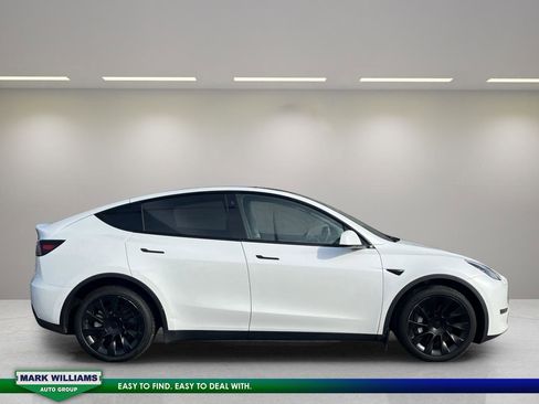 Used 2022 Tesla Model Y Long Range image 8