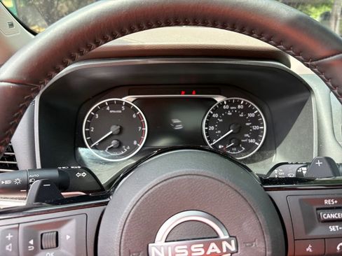 Used 2023 Nissan Rogue SL w/ SL Premium Package image 16