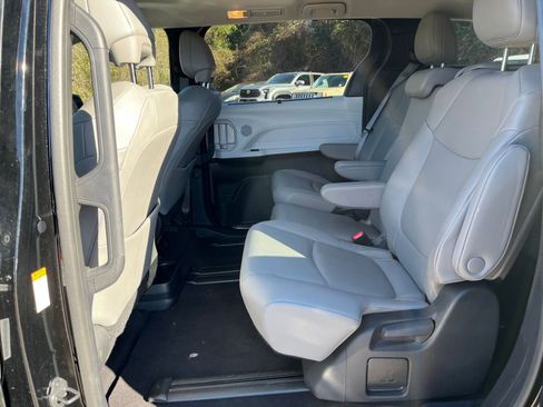 Used 2025 Toyota Sienna XLE image 28