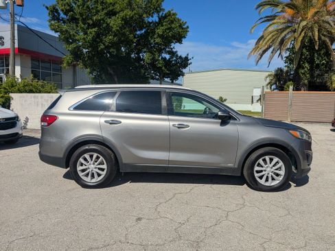Used 2017 Kia Sorento AWD image 3