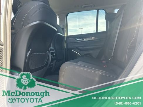 Used 2022 Jeep Grand Cherokee Laredo w/ Luxury Tech Group I image 8