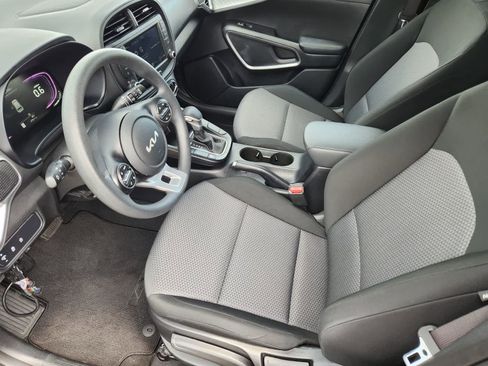 Used 2025 Kia Soul LX w/ LX Technology Package FWD image 11