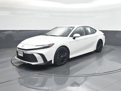 Used 2025 Toyota Camry SE FWD image 1