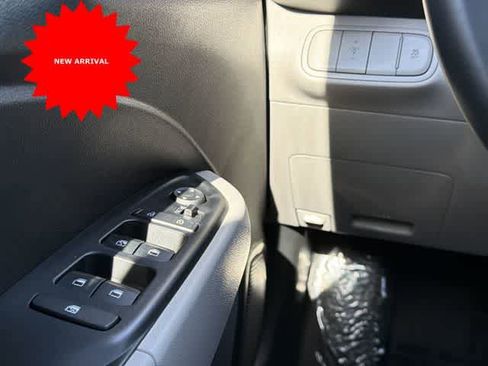 Used 2025 Hyundai Venue SEL image 14