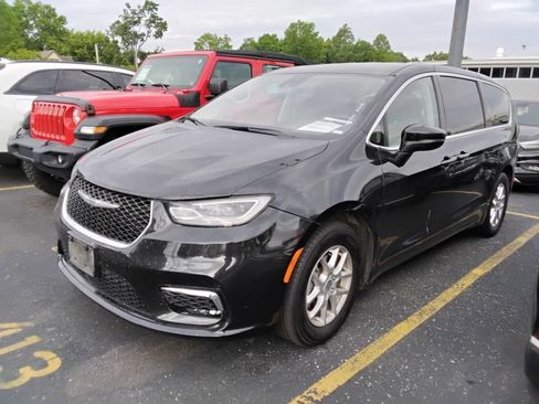 Used 2023 Chrysler Pacifica Touring-L FWD image 3