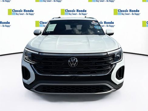 Used 2025 Volkswagen Atlas Cross Sport SE FWD image 2