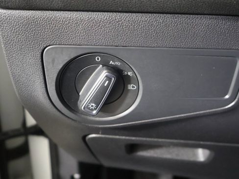 Used 2018 Volkswagen Tiguan SE image 36