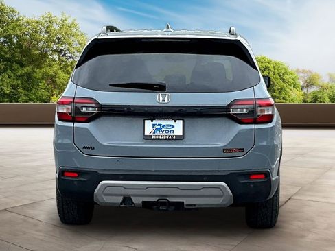 Used 2025 Honda Pilot TrailSport image 2
