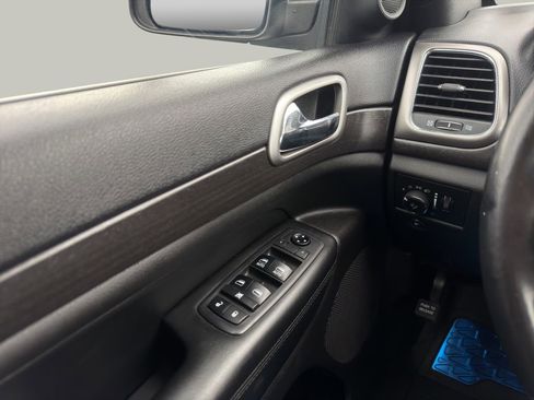 Used 2018 Jeep Grand Cherokee Laredo AWD/4WD image 26