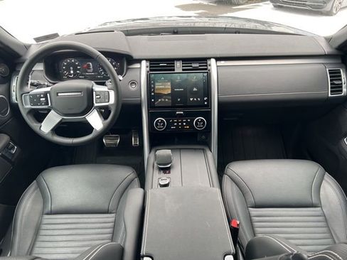Used 2024 Land Rover Discovery Dynamic SE AWD/4WD image 12
