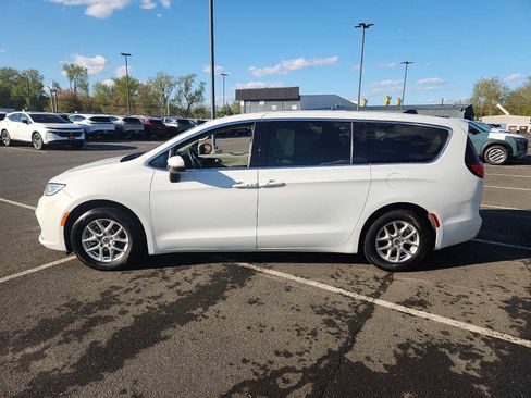 Used 2023 Chrysler Pacifica Touring-L FWD image 7