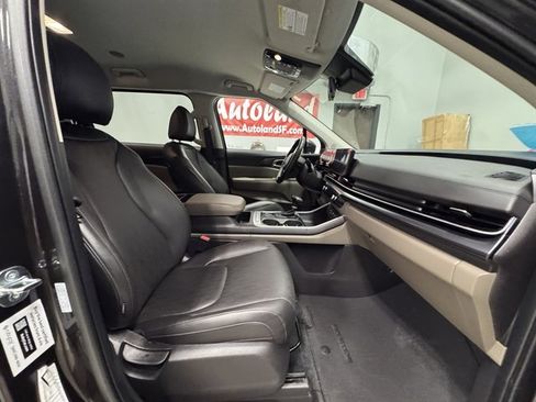 Used 2025 Kia Carnival FWD image 10