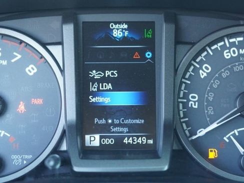 Used 2018 Toyota Tacoma TRD Sport w/ Technology Package image 23