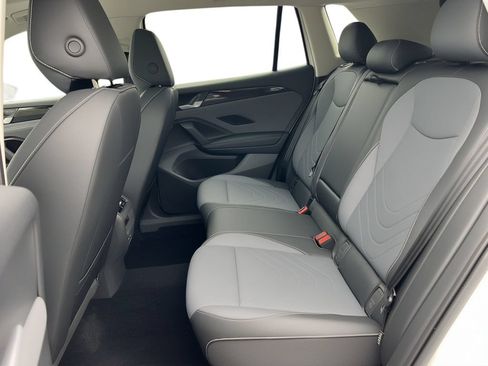 Used 2025 Volkswagen Tiguan SE w/ Panoramic Sunroof Package AWD/4WD image 7