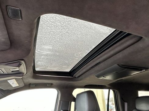 Used 2017 Cadillac Escalade Platinum image 4