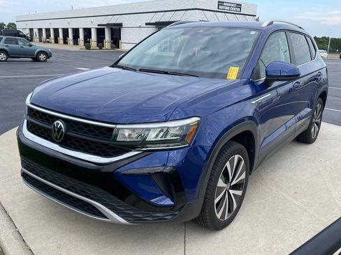 Used 2022 Volkswagen Taos SE w/ Panoramic Sunroof Package FWD image 3