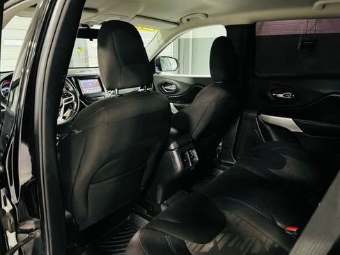 Used 2019 Jeep Cherokee Latitude AWD/4WD image 23