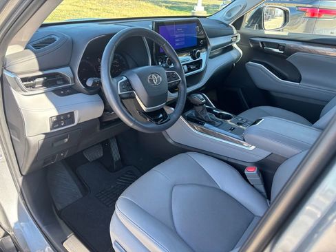 Certified 2025 Toyota Highlander Limited image 7
