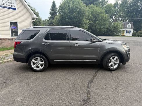 Used 2017 Ford Explorer XLT w/ Equipment Group 202A AWD/4WD image 8