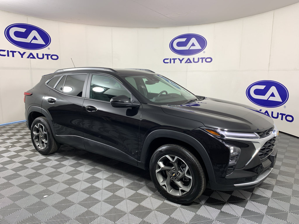 Used 2025 Chevrolet Trax LT FWD image 1