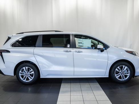 New 2026 Toyota Sienna XLE AWD/4WD image 3