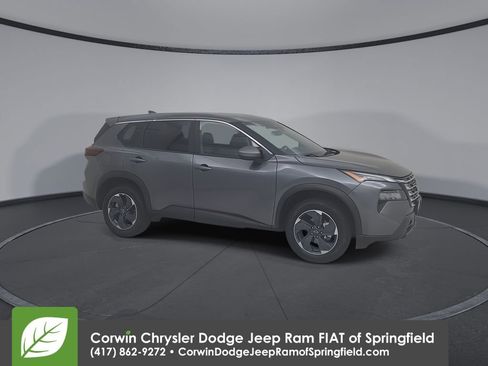 Used 2025 Nissan Rogue SV image 2