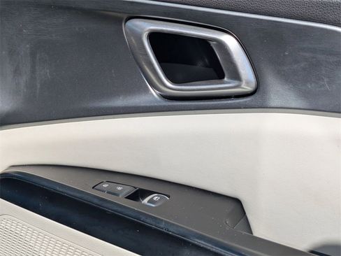 Used 2024 Kia Carnival LX image 32