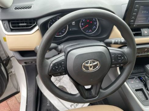 Used 2020 Toyota RAV4 LE FWD image 11