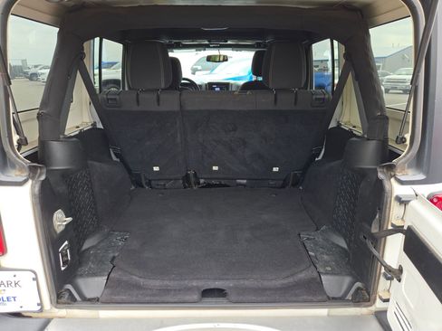 Used 2018 Jeep Wrangler Unlimited Sahara AWD/4WD image 21
