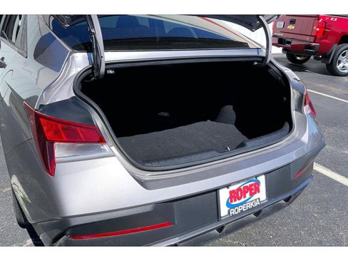 Used 2024 Hyundai Elantra SE image 24