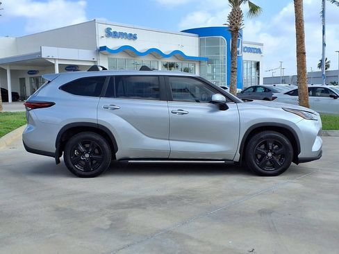 Used 2024 Toyota Highlander LE FWD image 8