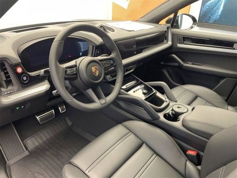 New 2025 Porsche Cayenne Coupe image 4