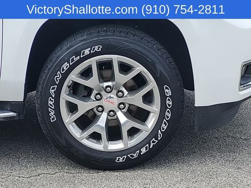 Used 2017 GMC Yukon XL SLE w/ SLE Value Package image 29