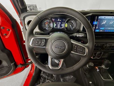 Used 2025 Jeep Wrangler Unlimited Sahara AWD/4WD image 11