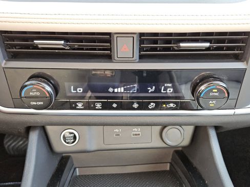 Used 2023 Nissan Rogue SV image 10