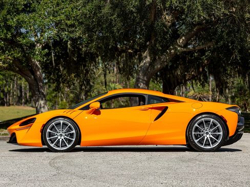 Used 2024 McLaren Artura RWD image 32