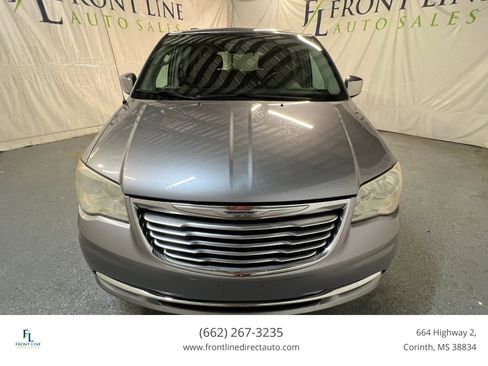 Used 2013 Chrysler Town & Country Touring-L w/ Driver Convenience Group FWD image 2