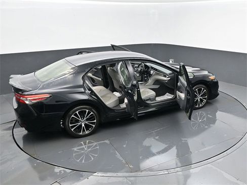 Used 2018 Toyota Camry SE image 25