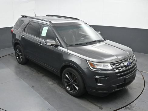 Used 2018 Ford Explorer XLT w/ Equipment Group 202A AWD/4WD image 28