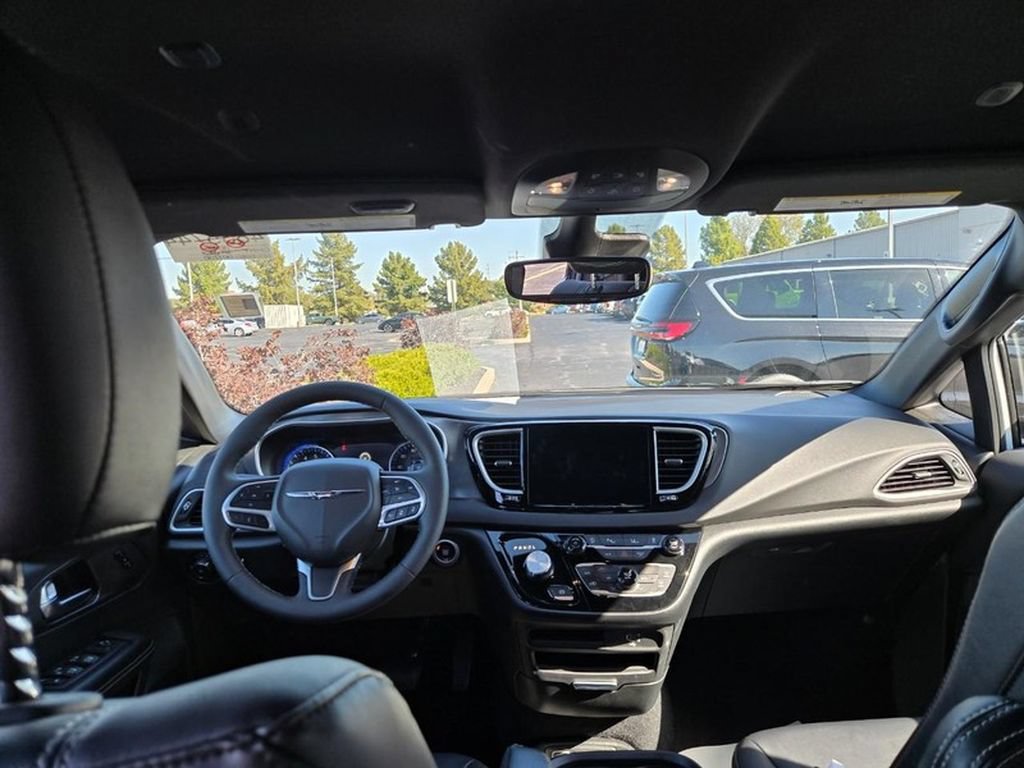 Used 2026 Chrysler Pacifica Select FWD image 7